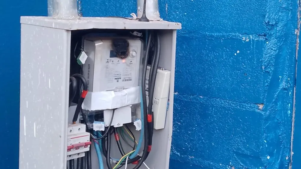 Operação flagra furto de energia em supermercado do Parque Atheneu, em Goiânia